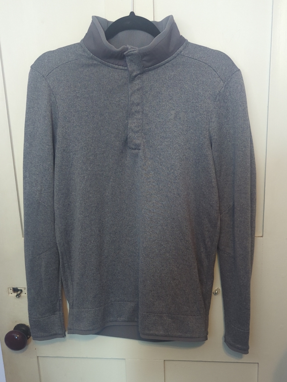 Under Armour Golf Cold Gear 1/4 Snap Loose Fit Long Sleeve Knit Pullover.